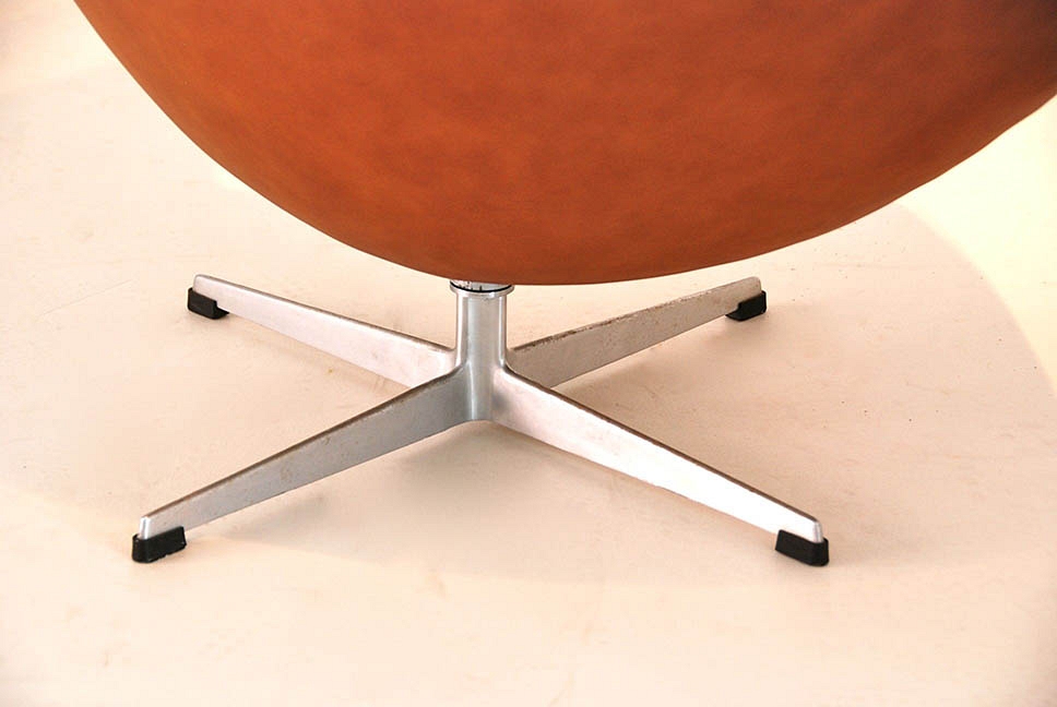Arne Jacobsen EGG chair with Ottoman