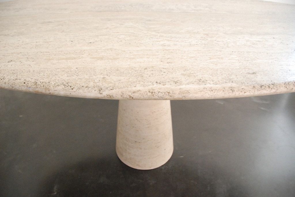 Ovale dining table in travertin