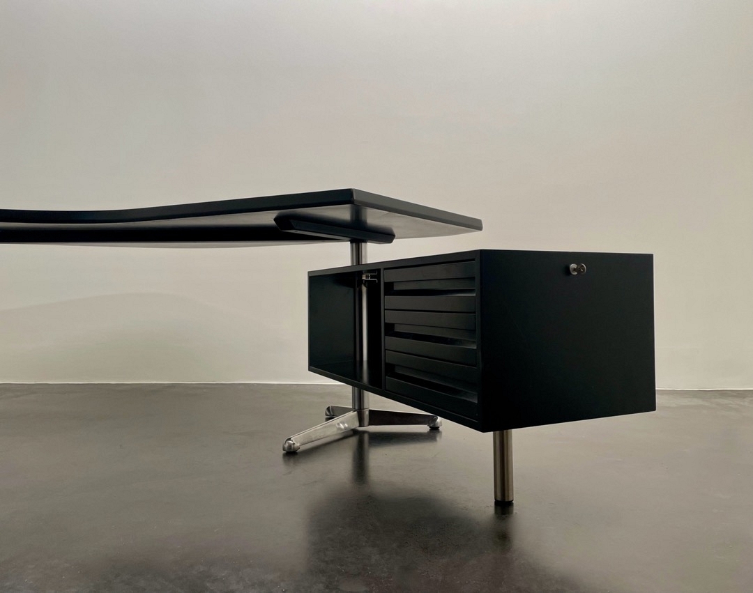 Desk by O. Borsani