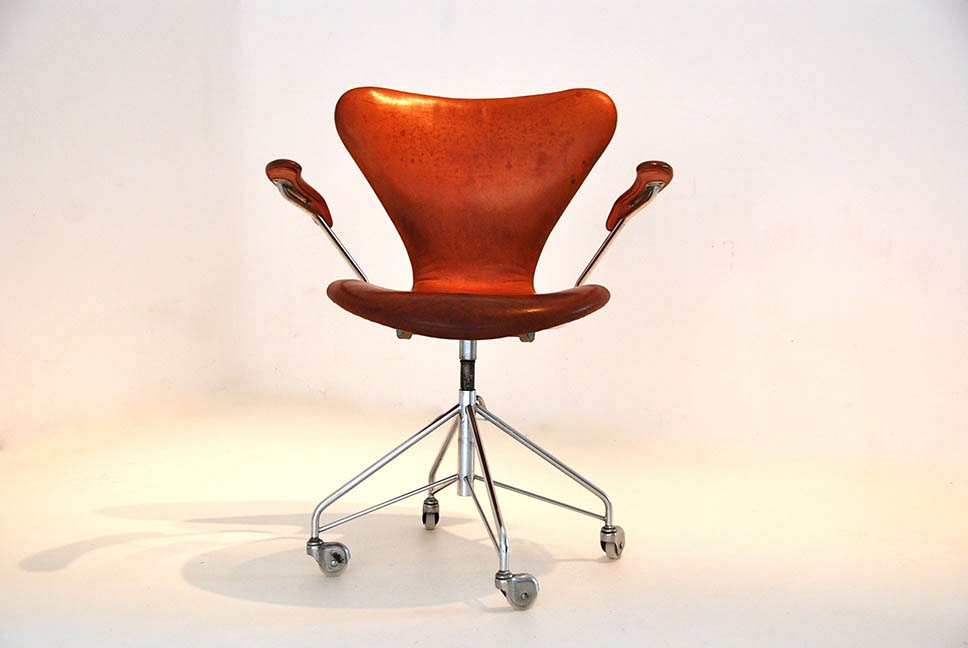 Arne Jacobsen swivel armchair