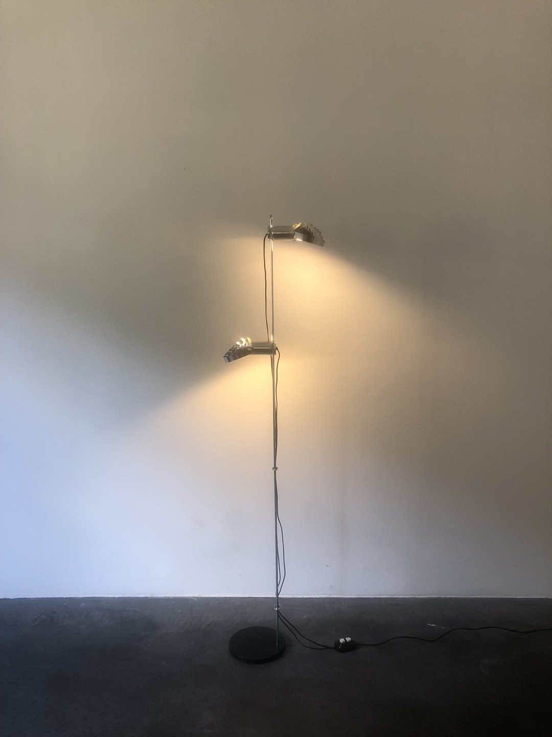Visor floor lamp